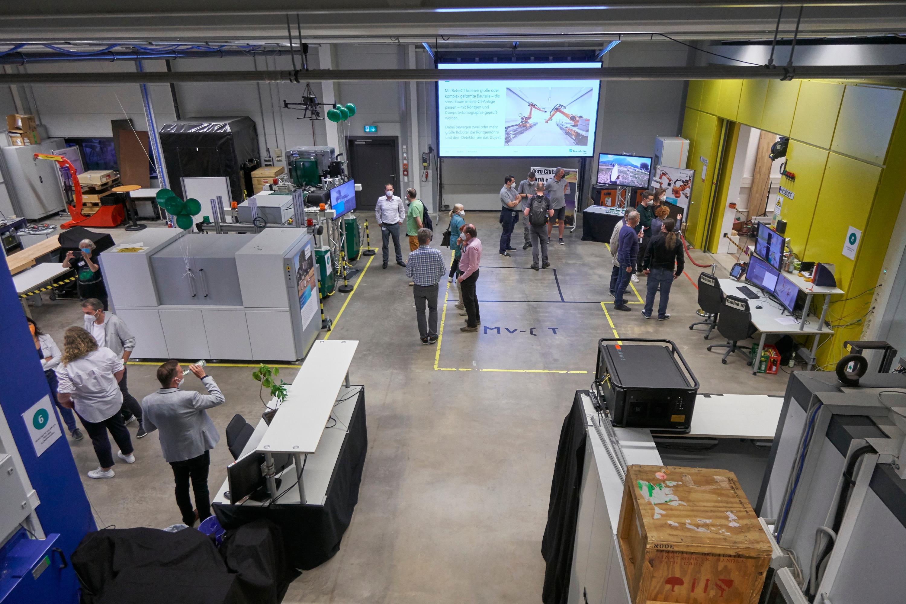 An zehn Stationen bot das Fraunhofer-Institut Einblicke in seine Arbeit. Mitarbeitende erklärten den Besucherinnen und Besuchern, was sie da vor sich hatten.