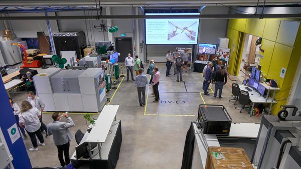 An zehn Stationen bot das Fraunhofer-Institut Einblicke in seine Arbeit. Mitarbeitende erklärten den Besucherinnen und Besuchern, was sie da vor sich hatten.