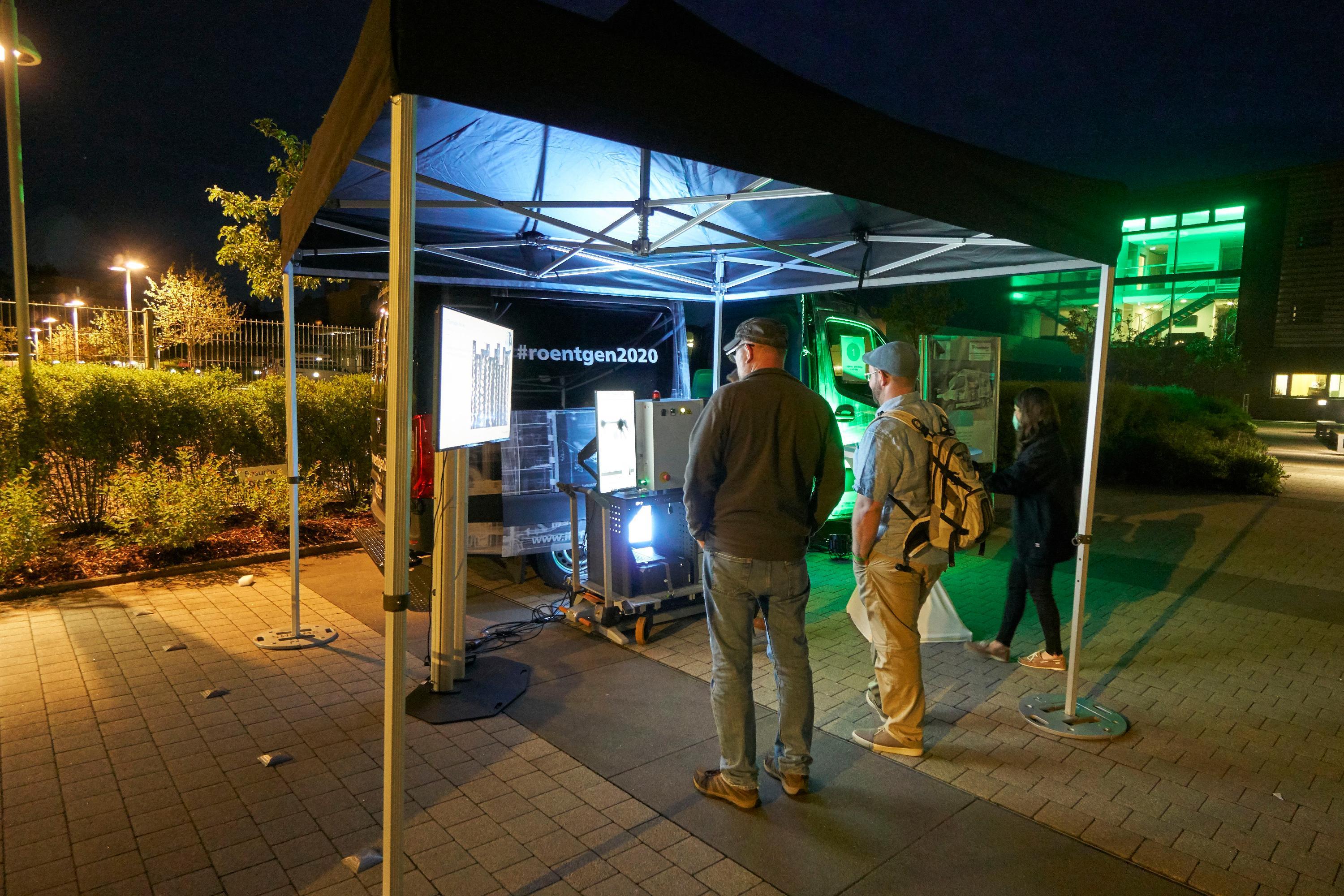 An der Station "Röntg' dir was" konnte man an einem portablen Röntgengerät mitgebrachte Gegenstände durchleuchten lassen: Schlüssel, Kopfhörer, Handtaschen...