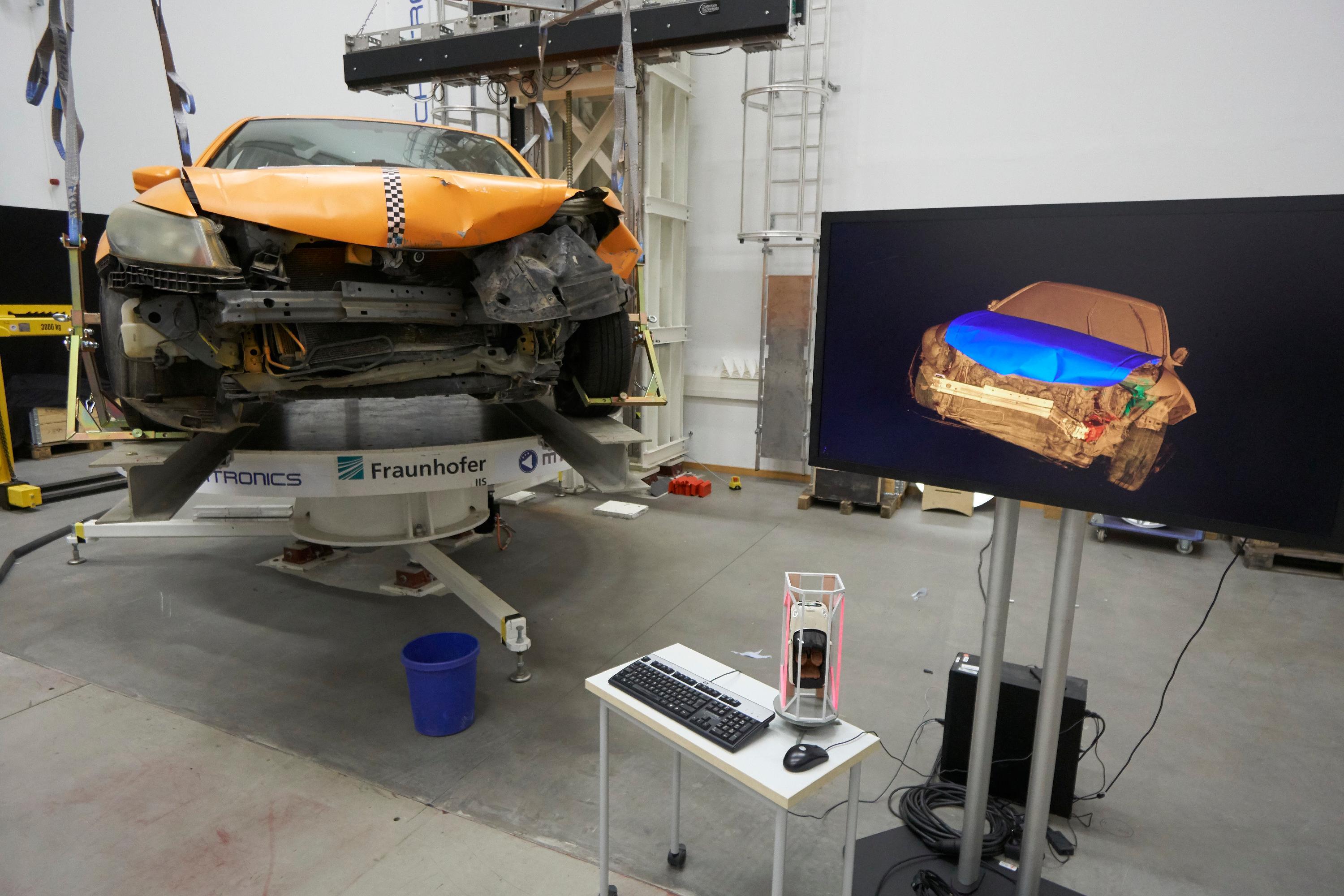 Im Entwicklungszentrum Röntgentechnik des Fraunhofer-Instituts können ganze Fahrzeuge durchleuchtet werden: mit einem weltweit einzigartigen XXL-CT-System, wie es heißt. Die Testhalle umfasst 400 Quadratmeter.