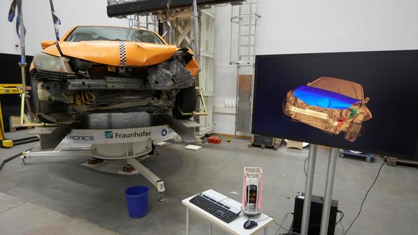 Im Entwicklungszentrum Röntgentechnik des Fraunhofer-Instituts können ganze Fahrzeuge durchleuchtet werden: mit einem weltweit einzigartigen XXL-CT-System, wie es heißt. Die Testhalle umfasst 400 Quadratmeter.