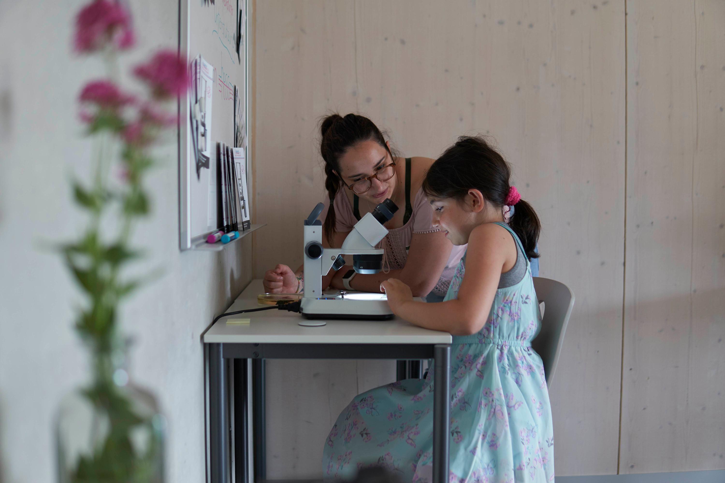 Zuvor waren die Kinder dran. Die Fachakademie für Sozialpädagogik in der Südstadt etwa lud sie dazu ein, mit allen Sinnen zu entdecken, was so alles im grünen Klassenzimmer lebt. Esma (8 Jahre) sah sich fasziniert an, wie Schmetterlinge, Bienen und Wespen unterm Mikroskop aussehen.
