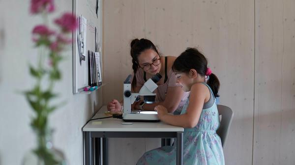Zuvor waren die Kinder dran. Die Fachakademie für Sozialpädagogik in der Südstadt etwa lud sie dazu ein, mit allen Sinnen zu entdecken, was so alles im grünen Klassenzimmer lebt. Esma (8 Jahre) sah sich fasziniert an, wie Schmetterlinge, Bienen und Wespen unterm Mikroskop aussehen.