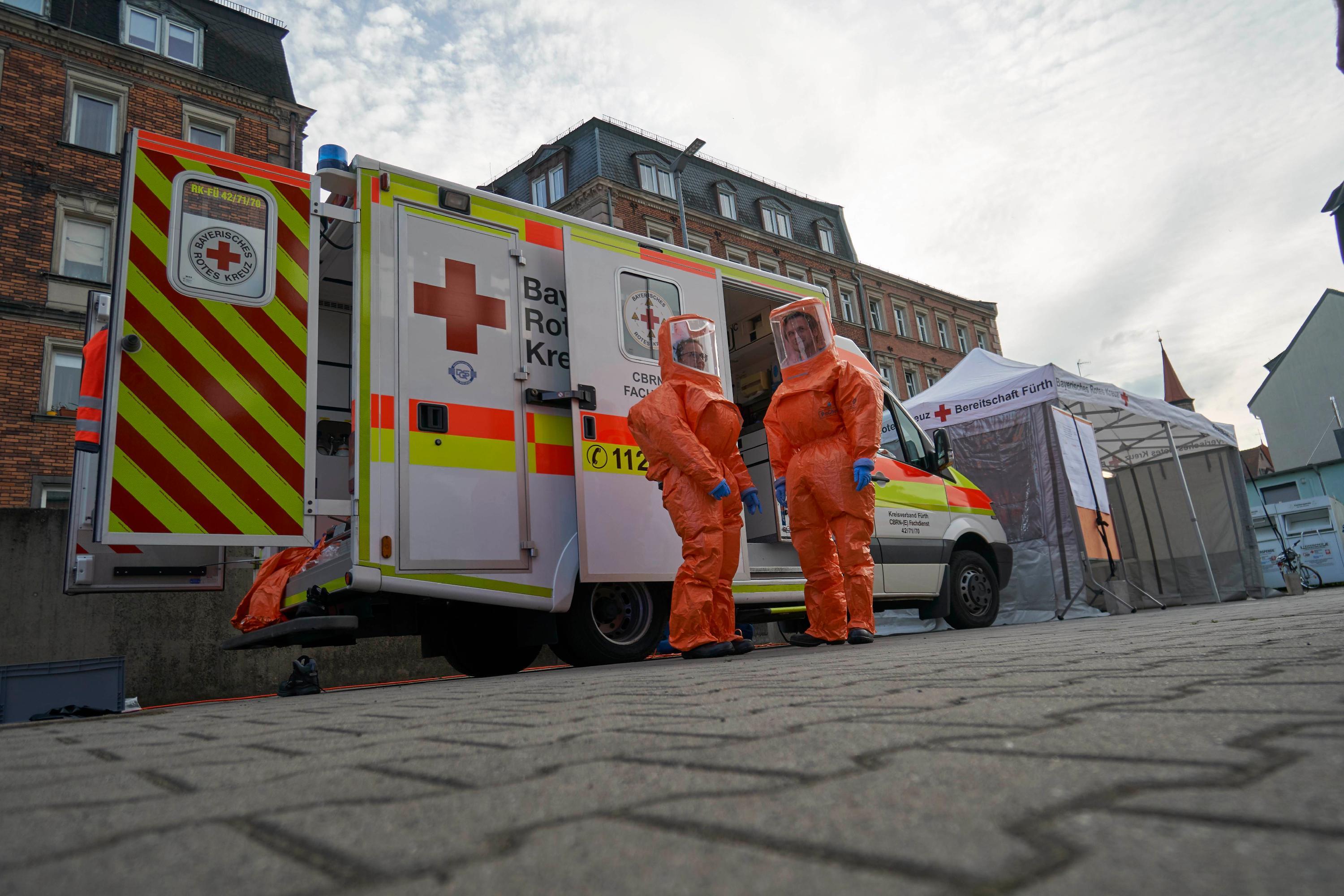 Das BRK stellte sich mit seiner vielfältigen Arbeit vor. Im Bild: zwei Kräfte des Fachdiensts CBRN(E) in Schutzanzügen. Sie sind spezialisiert auf Einsätze unter anderem bei chemischen, biologischen und radioaktiven Unfällen und Gefahren.