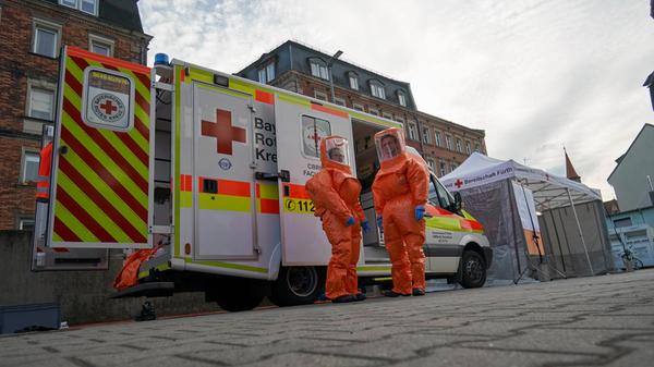 Das BRK stellte sich mit seiner vielfältigen Arbeit vor. Im Bild: zwei Kräfte des Fachdiensts CBRN(E) in Schutzanzügen. Sie sind spezialisiert auf Einsätze unter anderem bei chemischen, biologischen und radioaktiven Unfällen und Gefahren.