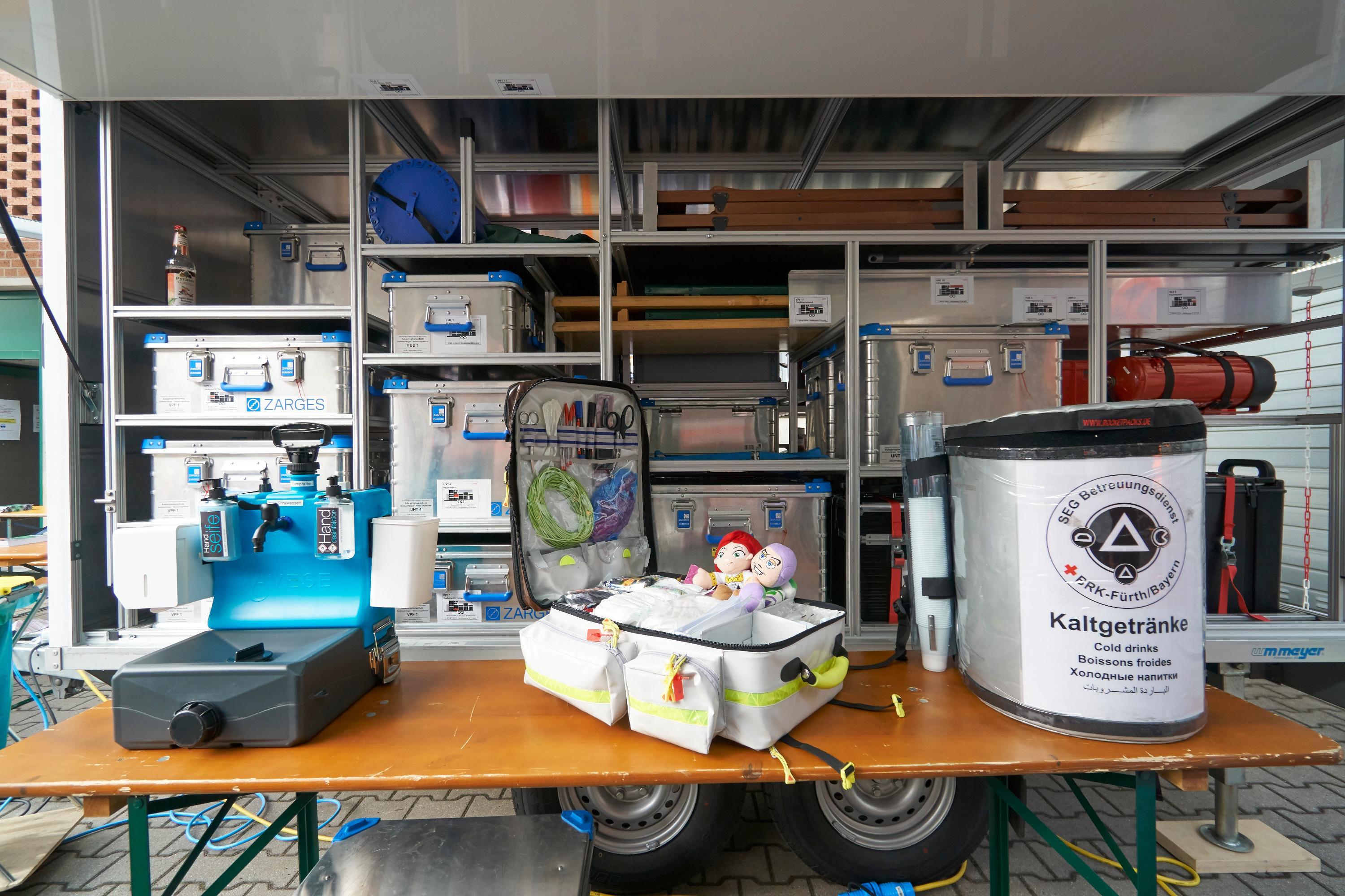 Und so sieht ein Anhänger mit Utensilien für die Betreuung von bis zu 200 Menschen aus: Es ist an alle gedacht, "vom Kleinkind bis zum Greis", wie die Helfer sagen. Mit dem Equipment waren sie unter anderem nach der Flutkatastrophe im Ahrtal im Einsatz.