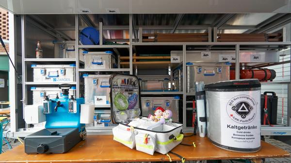 Und so sieht ein Anhänger mit Utensilien für die Betreuung von bis zu 200 Menschen aus: Es ist an alle gedacht, "vom Kleinkind bis zum Greis", wie die Helfer sagen. Mit dem Equipment waren sie unter anderem nach der Flutkatastrophe im Ahrtal im Einsatz.