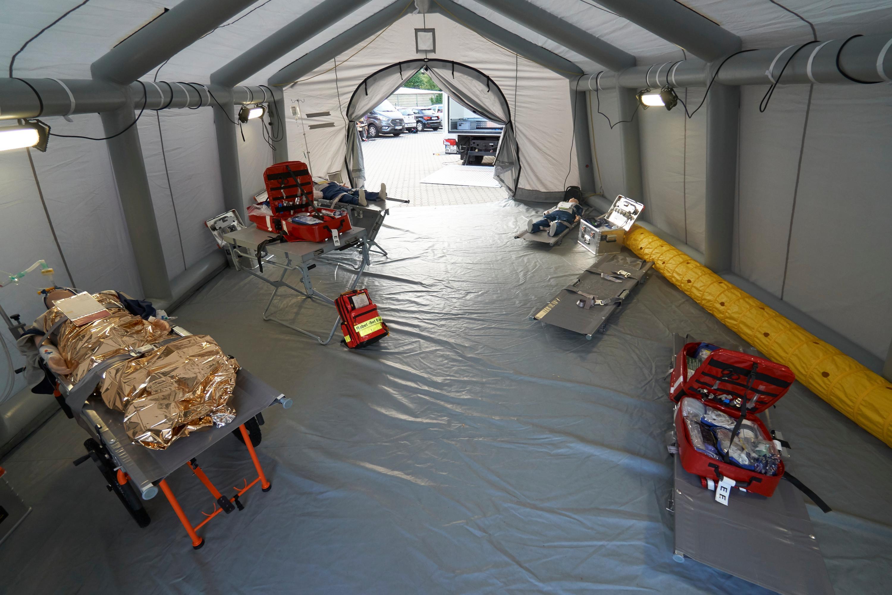 Das Triage-Zelt lässt sich schnell aufbauen, um Verletzte versorgen zu können. Anhand von Farbkarten wird die Schwere von Verletzungen gekennzeichnet (rot: sofortige Behandlung nötig, gelb: dringend, grün: nicht dringend).