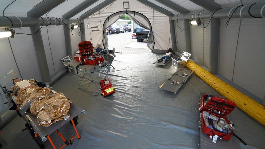 Das Triage-Zelt lässt sich schnell aufbauen, um Verletzte versorgen zu können. Anhand von Farbkarten wird die Schwere von Verletzungen gekennzeichnet (rot: sofortige Behandlung nötig, gelb: dringend, grün: nicht dringend).
