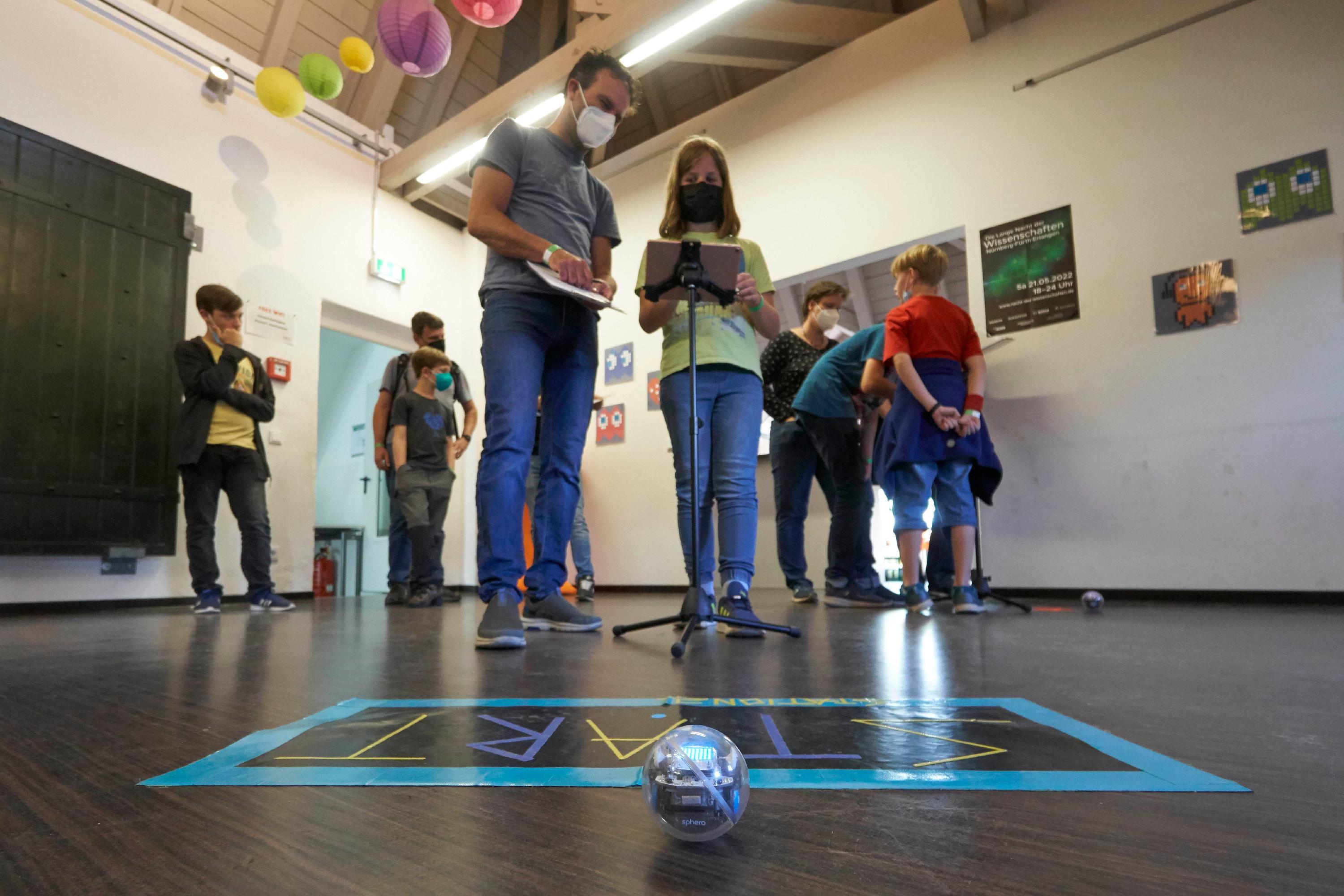 Im Jugendmedienzentrum Connect warteten unter anderem Roboterbälle auf die Besucher: Michael (11, aus Nürnberg) programmierte im Handumdrehen einen Laufweg für den Roboter. Das Connect bietet so etwas übrigens auch in der offenen Jugendgruppe  "Makerkids" an, dort beschäftigen sich Jugendliche mit 3D-Design, Elektronik, Programmierung, Microcontrollern und Robotik.