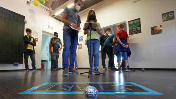 Im Jugendmedienzentrum Connect warteten unter anderem Roboterbälle auf die Besucher: Michael (11, aus Nürnberg) programmierte im Handumdrehen einen Laufweg für den Roboter. Das Connect bietet so etwas übrigens auch in der offenen Jugendgruppe "Makerkids" an, dort beschäftigen sich Jugendliche mit 3D-Design, Elektronik, Programmierung, Microcontrollern und Robotik.