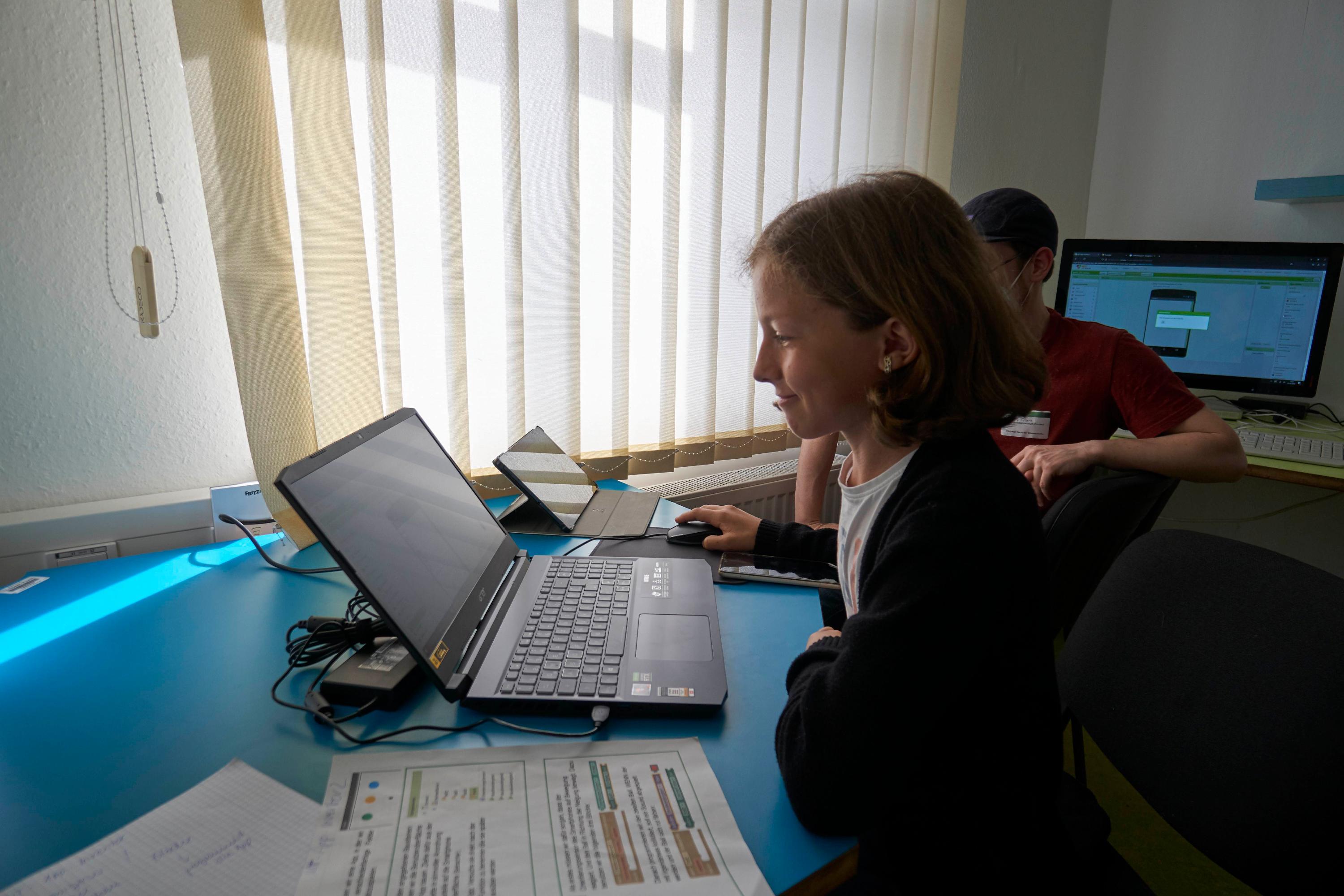 Was Elisa am Samstag gemacht hat? Eine App konfiguiert. Die Zwölfjährige mag Technik. An ihrer Schule, dem Dietrich-Bonhoeffer-Gymnasium in Oberasbach, ist sie im Roboterkurs.