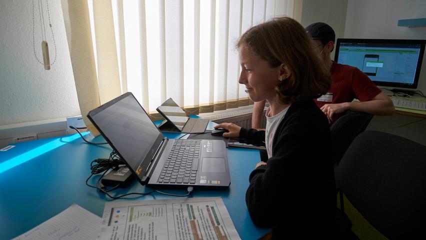 Was Elisa am Samstag gemacht hat? Eine App konfiguiert. Die Zwölfjährige mag Technik. An ihrer Schule, dem Dietrich-Bonhoeffer-Gymnasium in Oberasbach, ist sie im Roboterkurs.
