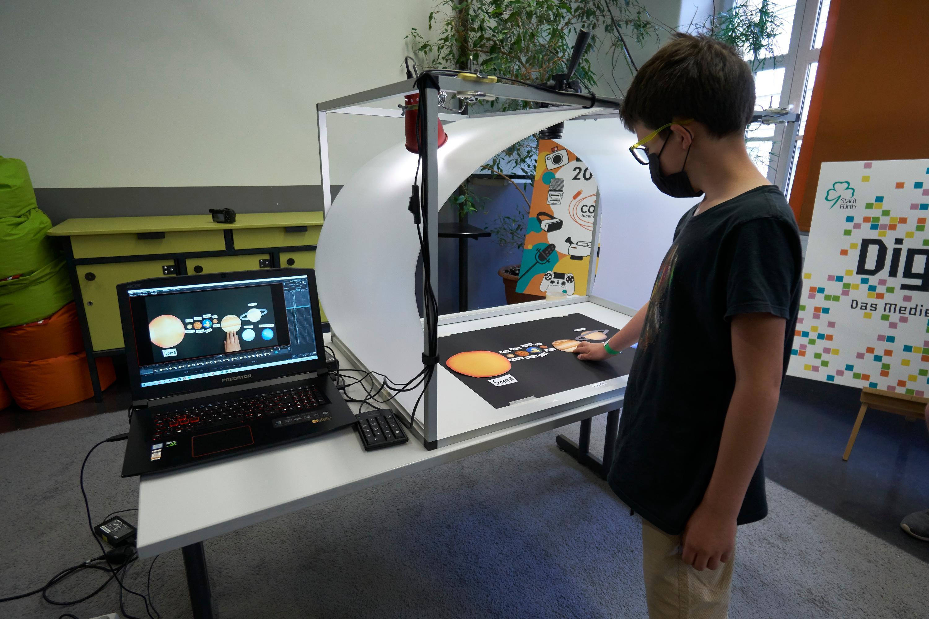 Niklas (9) hat im Connect gerade zum ersten Mal in seinem Leben einen Kurzfilm produziert. Hier arbeitet er schon an seinem zweiten, in dem es um Planeten geht.