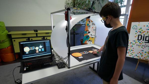 Niklas (9) hat im Connect gerade zum ersten Mal in seinem Leben einen Kurzfilm produziert. Hier arbeitet er schon an seinem zweiten, in dem es um Planeten geht.