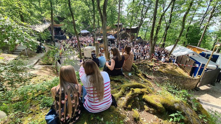 Die Rückkehr der Festivals: Bands und Publikum waren angesichts des gelungenen Open Airs gleichermaßen glücklich und ausgelassen. Viele beobachteten das Geschehen im Bergwaldtheater entspannt vom Rande aus und ließen die Stimmung und die Musik auf sich wirken.