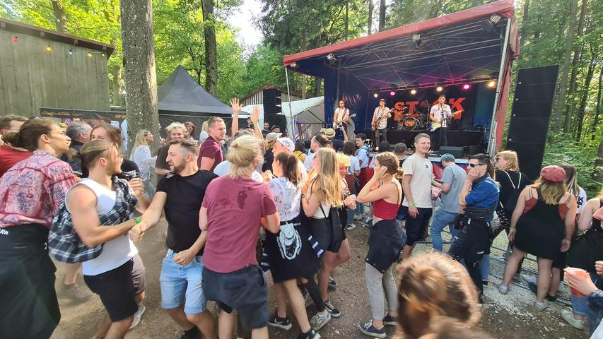 Punk is not dead: Das bewies die Band Stack aus dem Donau-Ries auf der Waldbühne - unter anderem mit Pogo-Tanz im Publikum. 