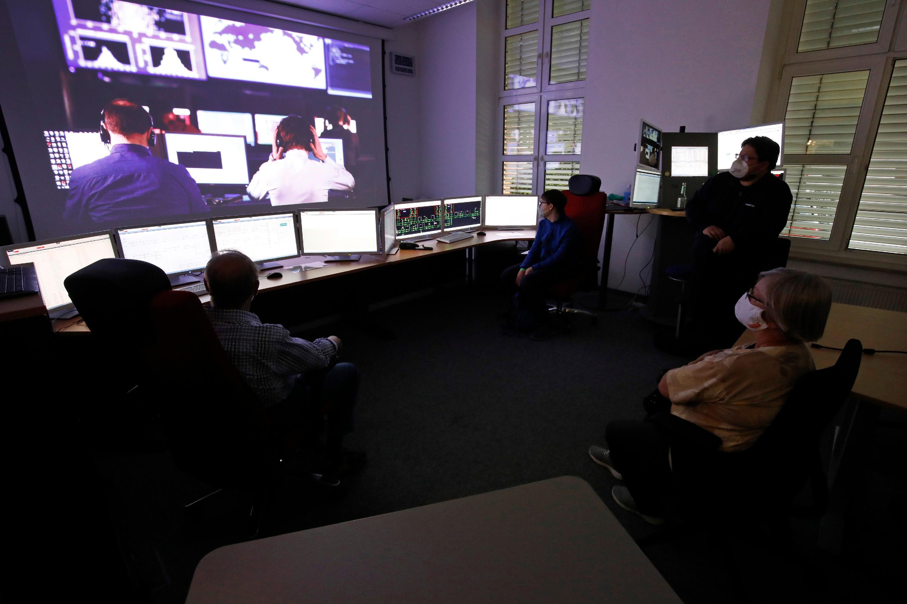 An der Langen Nacht der Wissenschaft beteiligten sich 300 Kooperationspartner mit 750 Programmpunkten. Bei Siemens gab es eine Traininganlage für Netzleittechnik zu sehen.