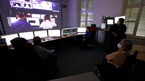 An der Langen Nacht der Wissenschaft beteiligten sich 300 Kooperationspartner mit 750 Programmpunkten. Bei Siemens gab es eine Traininganlage für Netzleittechnik zu sehen.