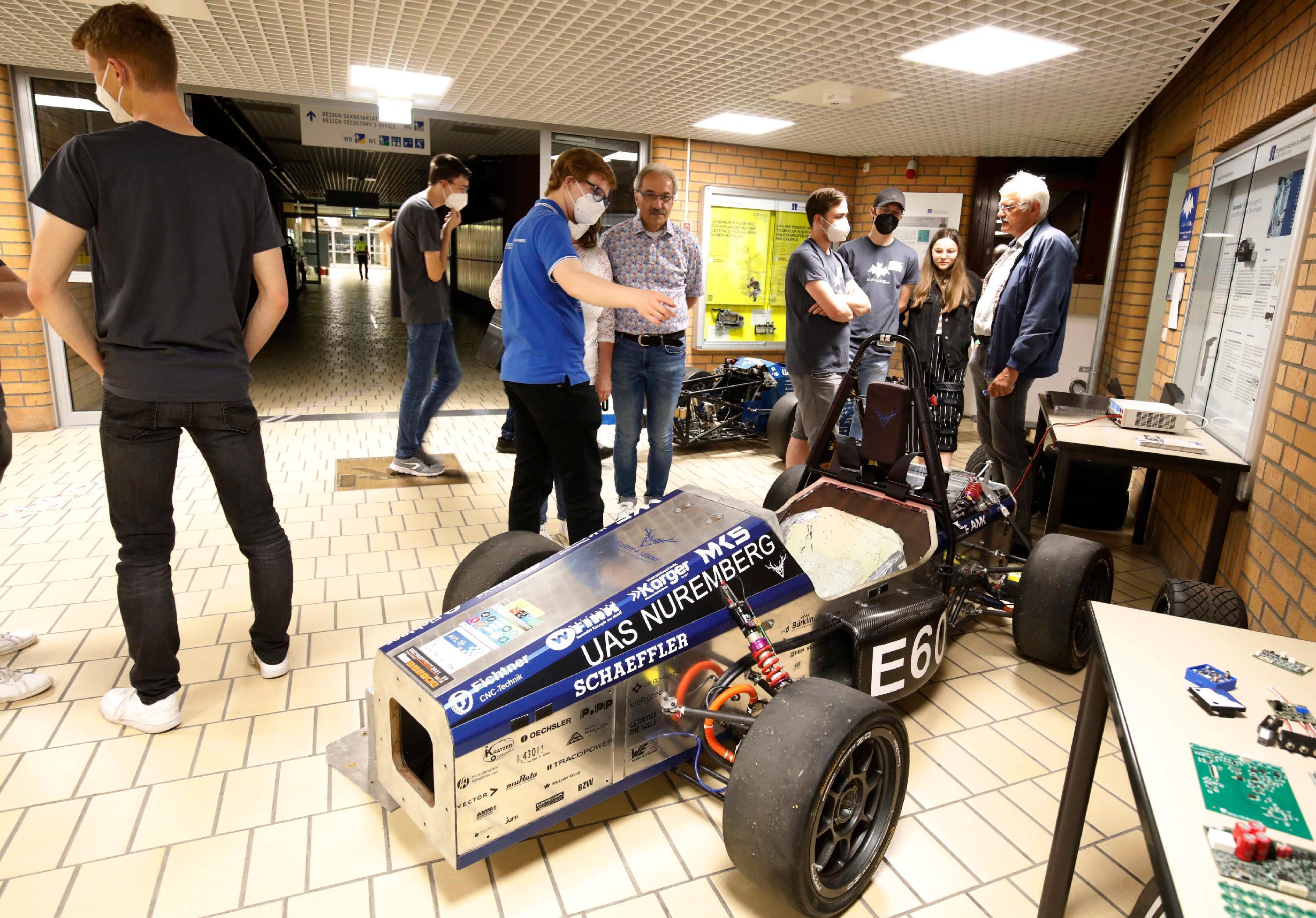An der Georg-Simon-Ohm-Hochschule wurde der Rennwagen der Formula Student präsentiert.