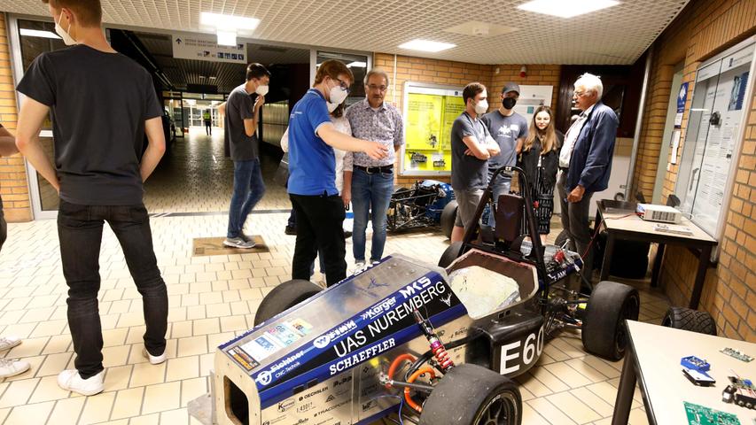 An der Georg-Simon-Ohm-Hochschule wurde der Rennwagen der Formula Student präsentiert.
