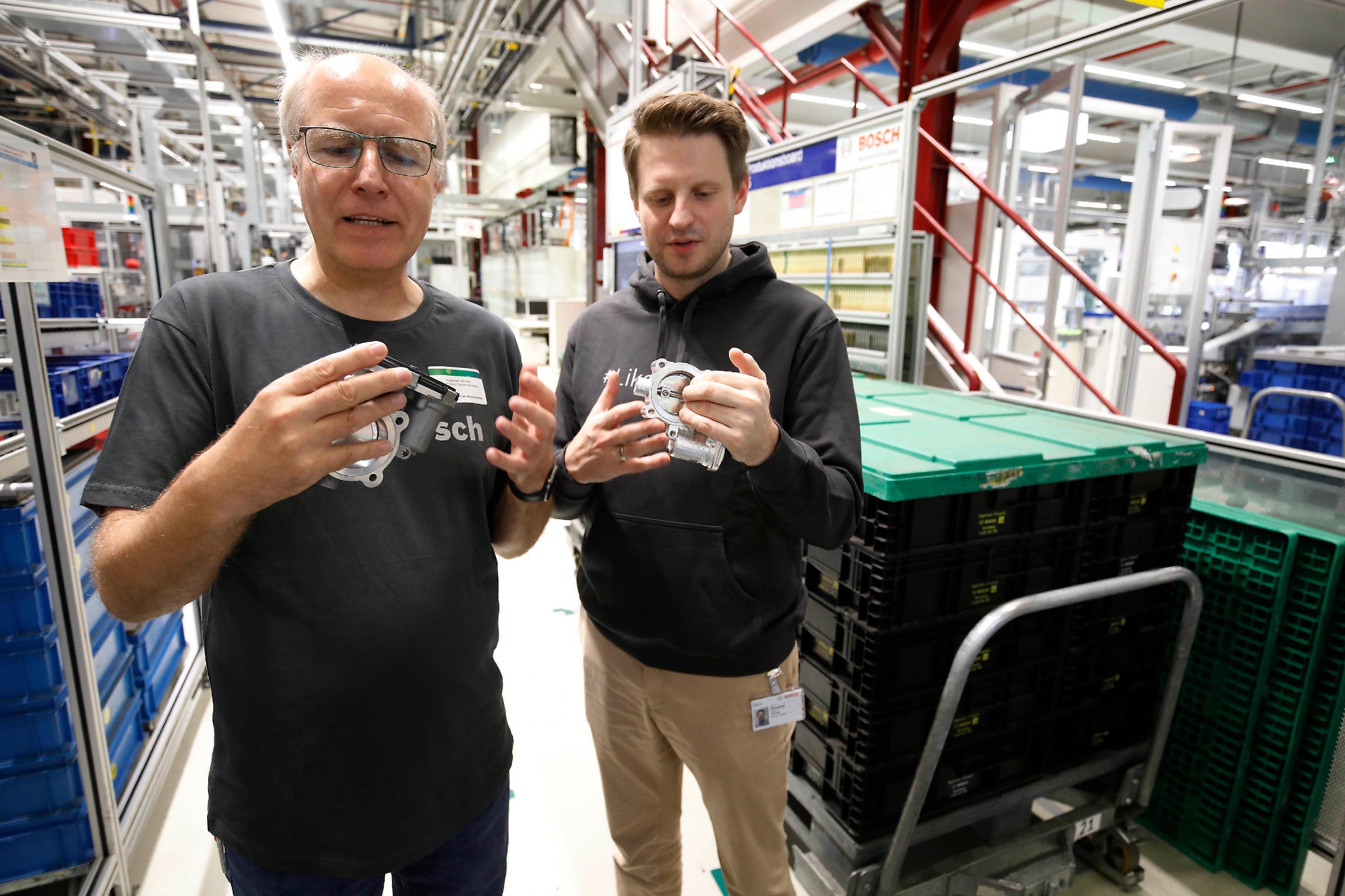 Spannende Einblicke: Michael Kaeferlein und Daniel Schramm präsentieren ein Brennstoffzellensystem.