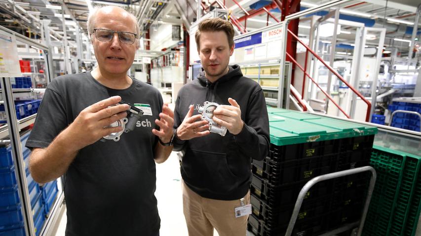 Spannende Einblicke: Michael Kaeferlein und Daniel Schramm präsentieren ein Brennstoffzellensystem.