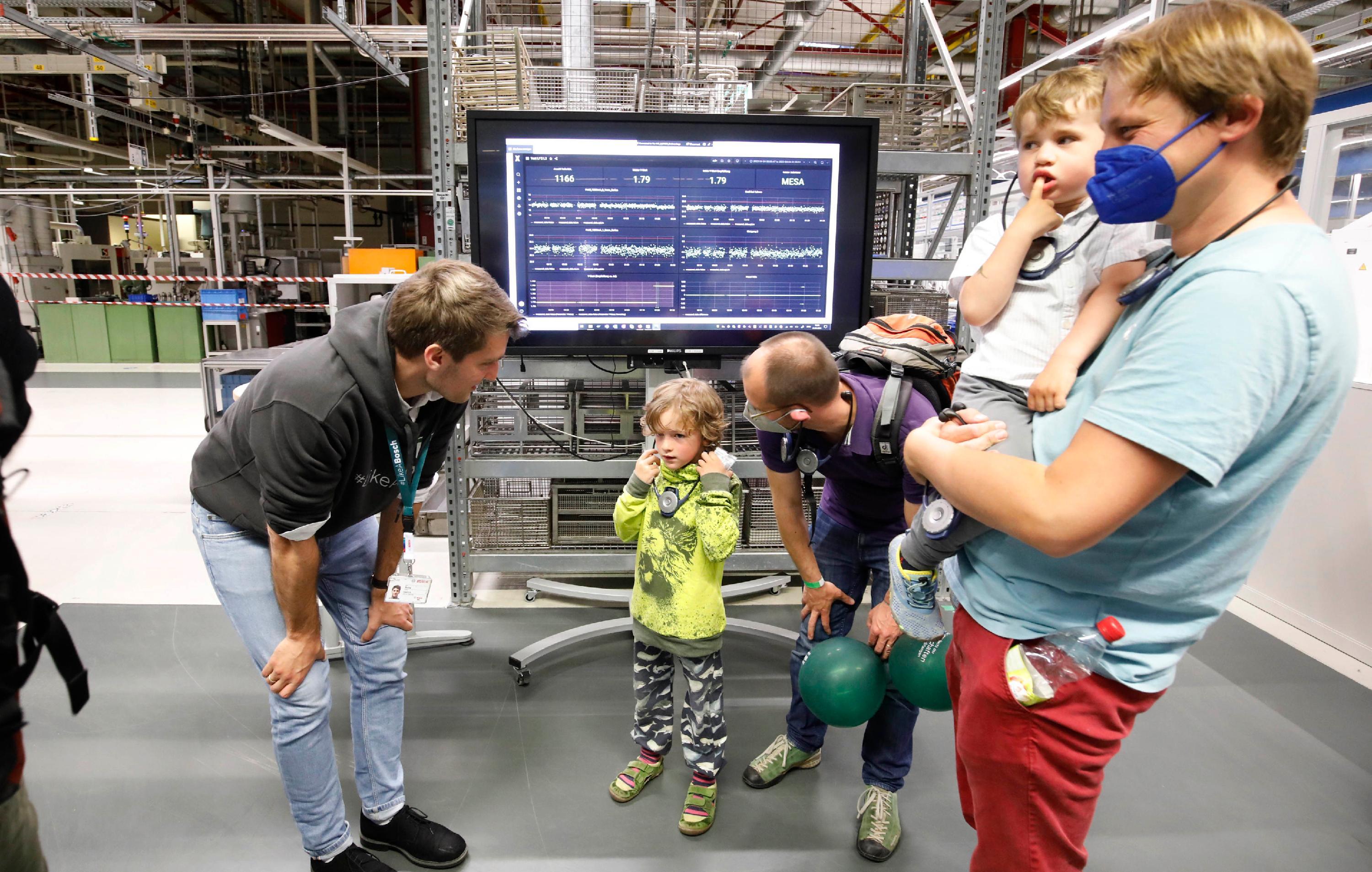 Spaß für die ganze Familie: Auch die Kleinen nahmen voller Entdeckerfreude an der Wissenschaftsnacht teil. Da durfte man auch mal etwas länger aufbleiben.