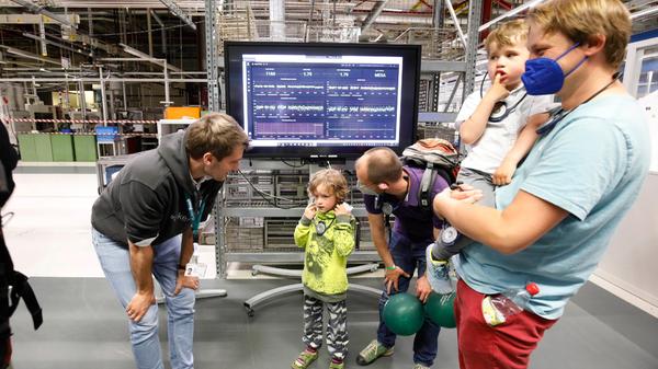 Spaß für die ganze Familie: Auch die Kleinen nahmen voller Entdeckerfreude an der Wissenschaftsnacht teil. Da durfte man auch mal etwas länger aufbleiben.