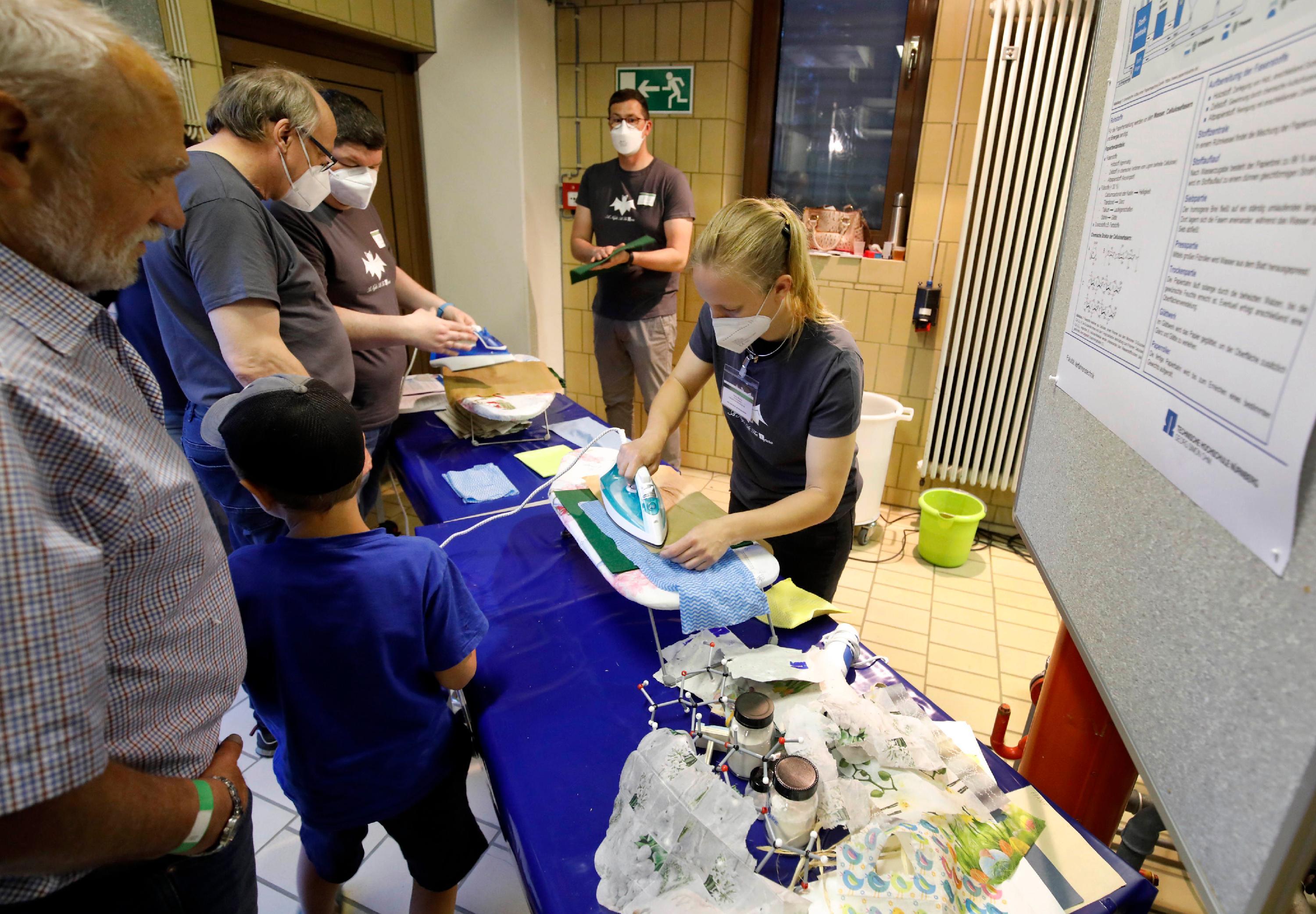 An der Georg-Simon-Ohm-Hochschule demonstrierte die Sparte Verfahrenstechnik, wie Papier gemacht wird.