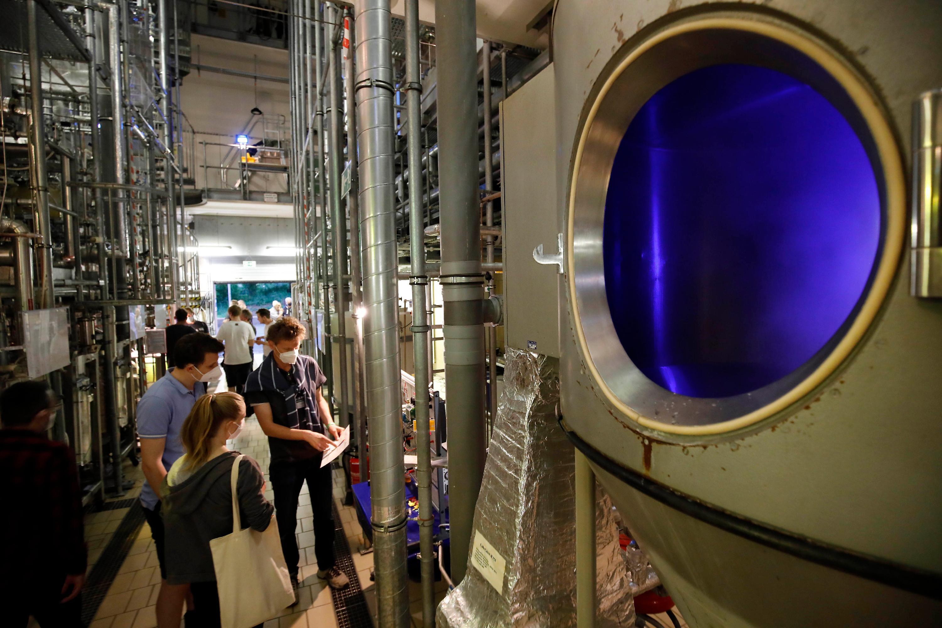 Und noch einmal Verfahrenstechnik: Demonstriert wird ein Trocknungsverfahren mit Zerstäuber.