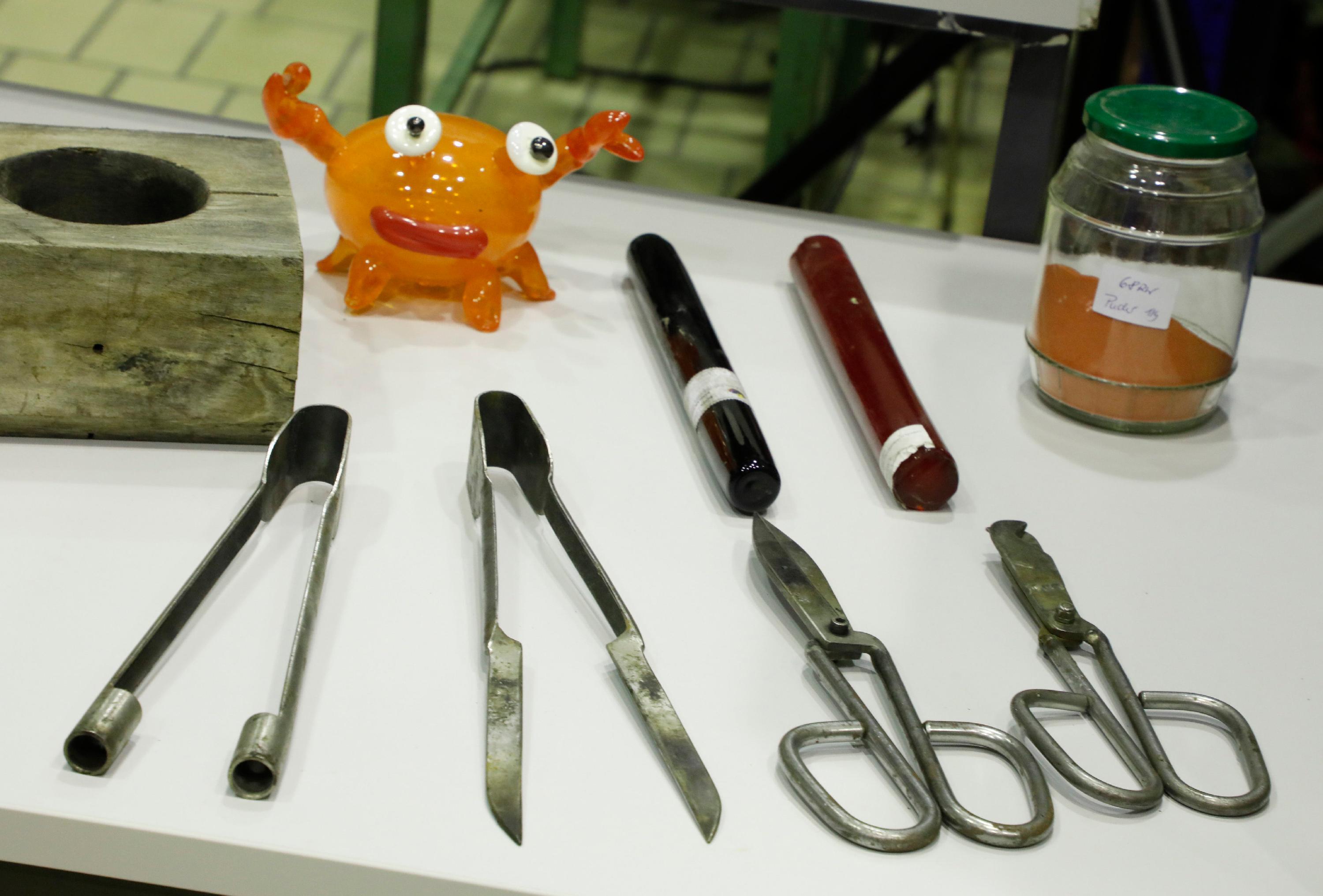 Da wacht jemand über die Instrumente: Hier wird zum Werkstoff Glas geforscht.