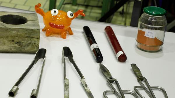 Da wacht jemand über die Instrumente: Hier wird zum Werkstoff Glas geforscht.