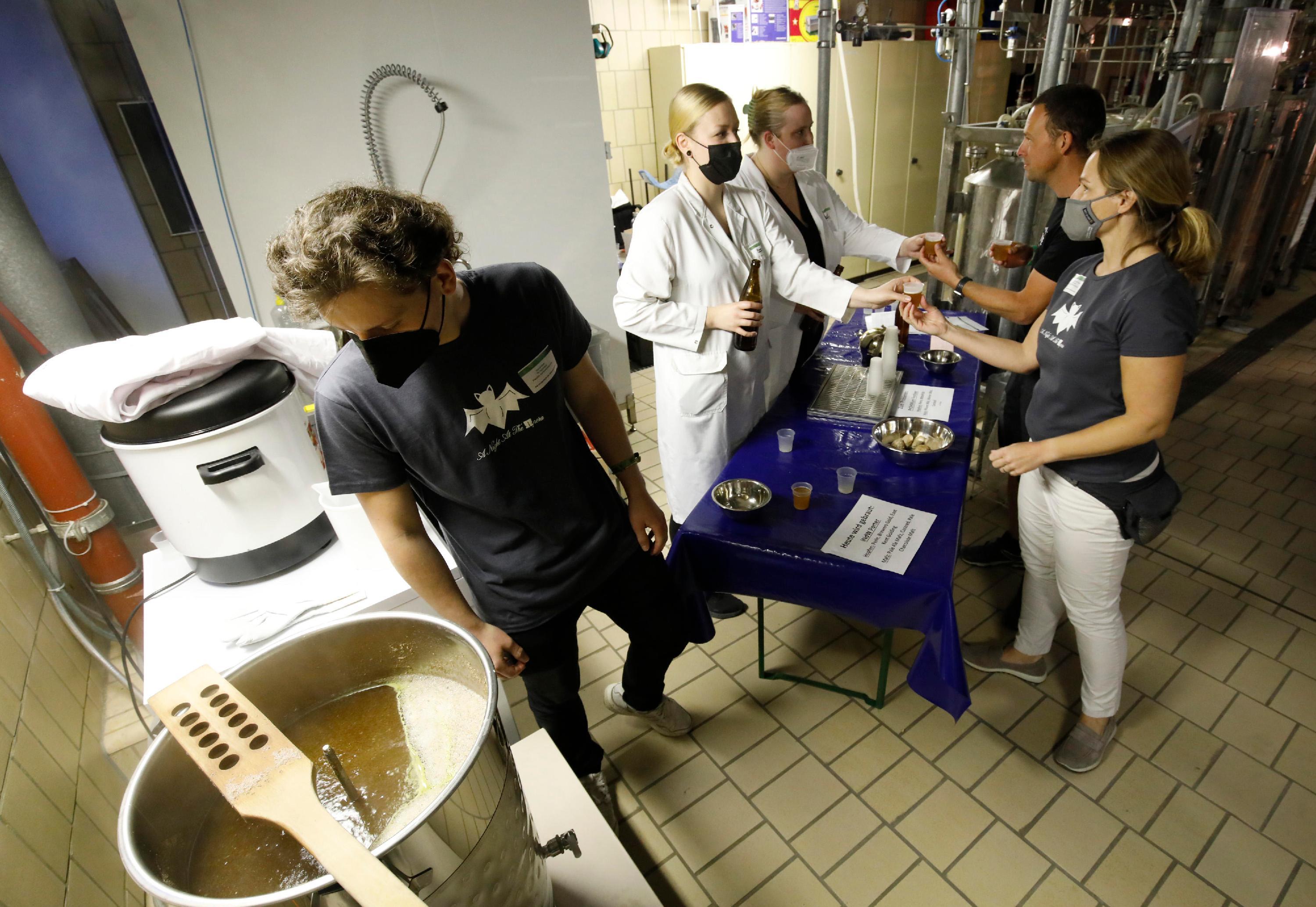 Frisch gebrautes Bier konnte direkt probiert werden. Der Verfahrenstechnik sei Dank.