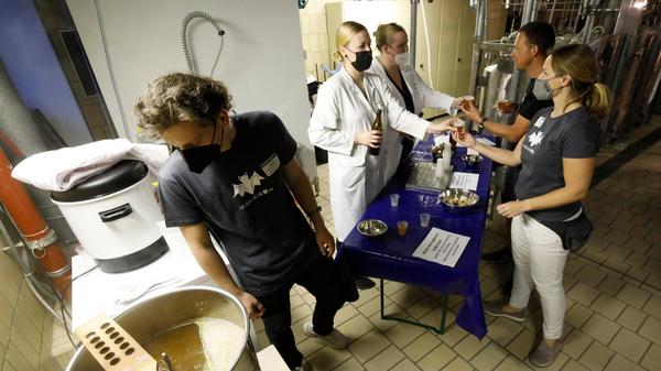 Frisch gebrautes Bier konnte direkt probiert werden. Der Verfahrenstechnik sei Dank.