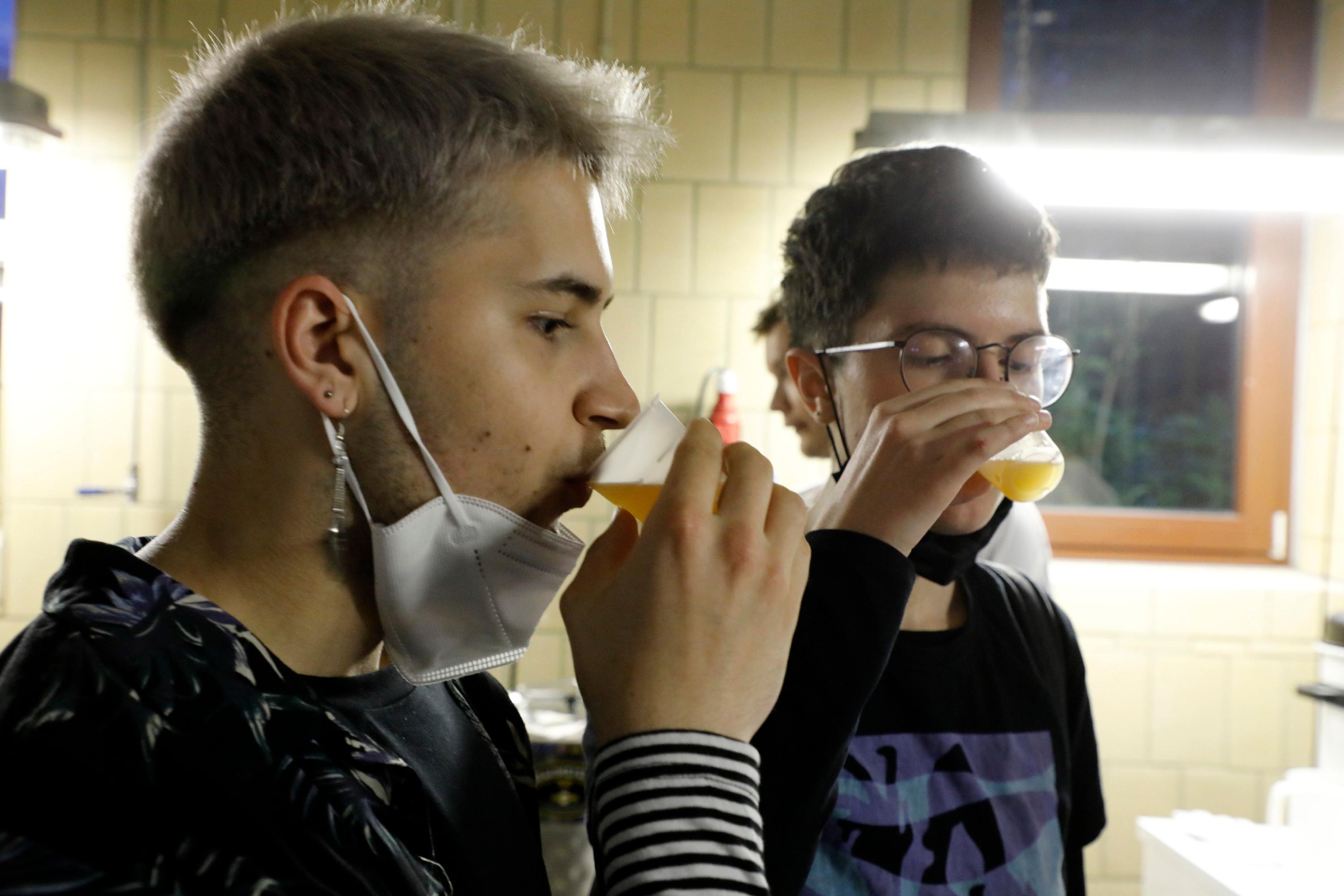 Ein Schluck Bier: natürlich zu Forschungszwecken.