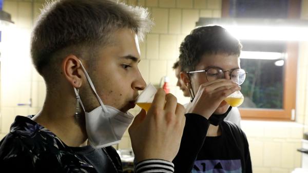 Ein Schluck Bier: natürlich zu Forschungszwecken.