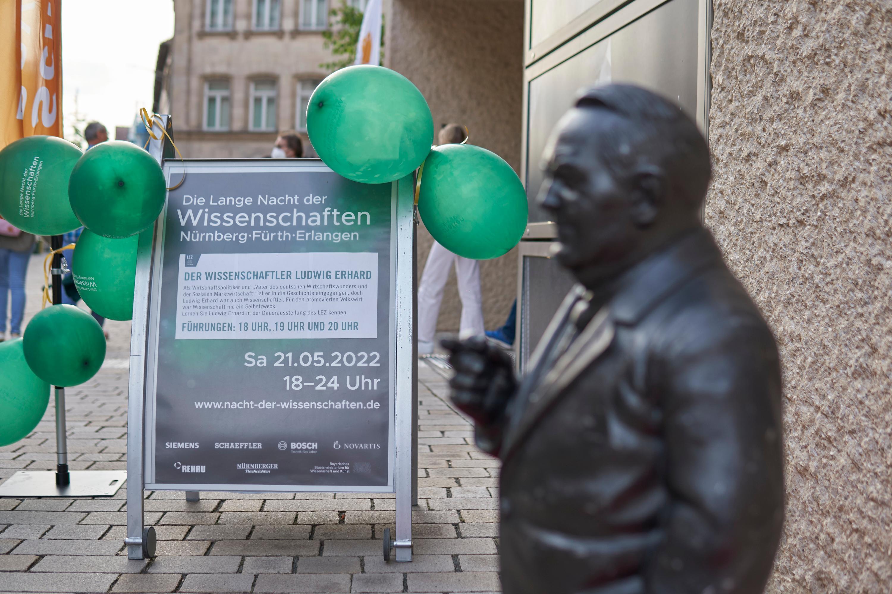Auch das Ludwig-Erhard-Zentrum (LEZ) hat sich an der Langen Nacht der Wissenschaften beteiligt. Es gab Führungen unter dem Titel "Der Wissenschaftler Ludwig Erhard", außerdem konnte die Ausstellung bis 24 Uhr besucht werden.