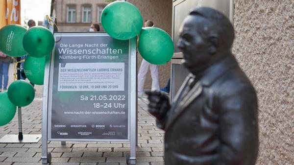 Auch das Ludwig-Erhard-Zentrum (LEZ) hat sich an der Langen Nacht der Wissenschaften beteiligt. Es gab Führungen unter dem Titel "Der Wissenschaftler Ludwig Erhard", außerdem konnte die Ausstellung bis 24 Uhr besucht werden.
