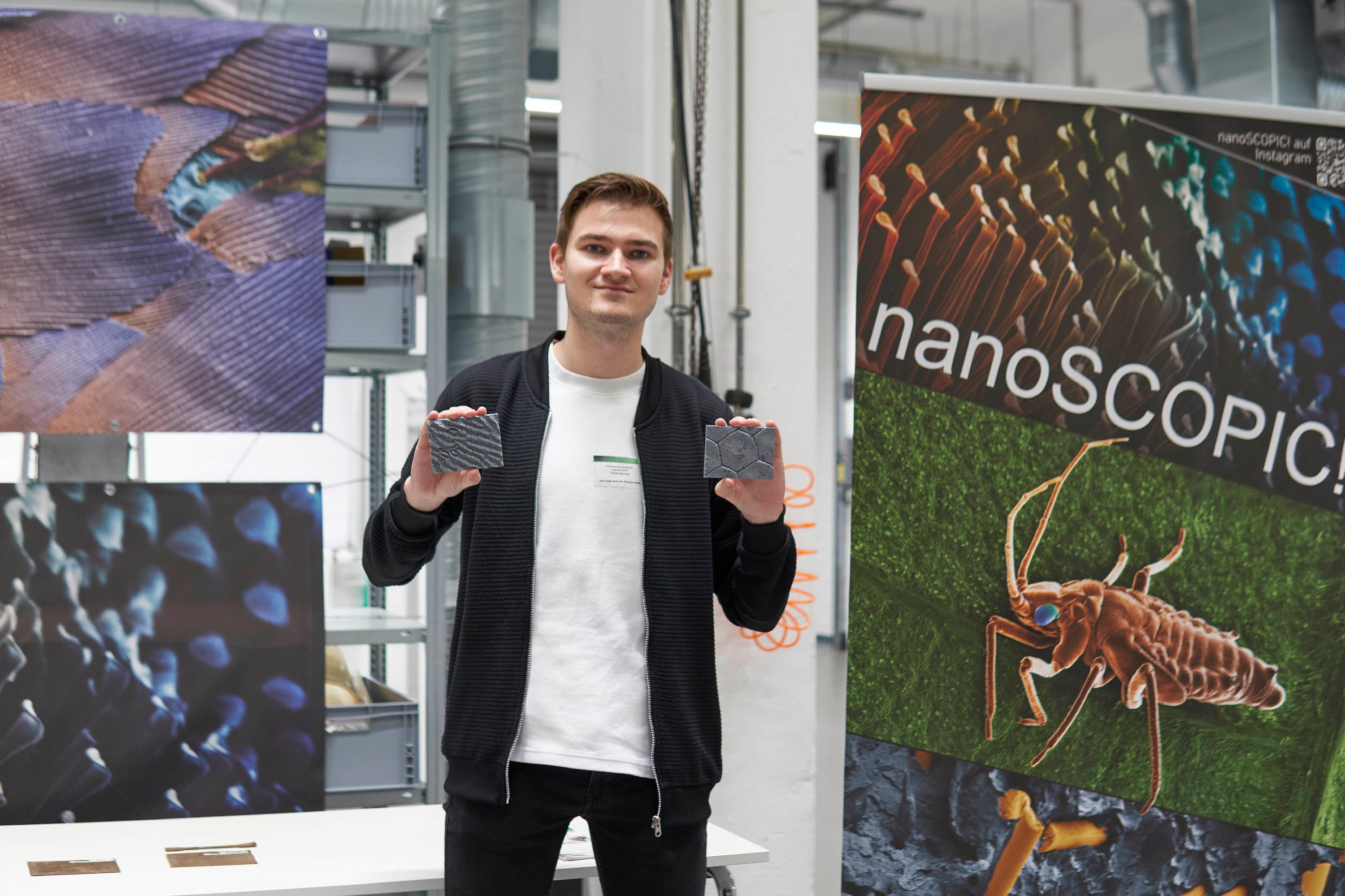 Wechsel in die Uferstadt, zum Technikum 1: So sieht - extrem vergrößert - die Struktur der Augen von Fliegen aus: Sie besteht aus Schuppen (rechte Platte). Wenn man noch genauer hinschaut, hat ihre Augenhaut viele Furchen (linke Platte), so dass Bakterien keinen Halt finden. Tobias Brenner von der Hochschule Ansbach gab Einblick in eine Welt, die uns meist verborgen bleibt. Die Strukturen, die er und seine Kollegen dabei mit Hilfe eines Rasterelektronenmikroskops sichtbar machen, sind so klein, dass sichtbares Licht schon zu groß ist. Verwendet werden daher Elektronen.