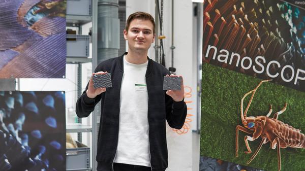 Wechsel in die Uferstadt, zum Technikum 1: So sieht - extrem vergrößert - die Struktur der Augen von Fliegen aus: Sie besteht aus Schuppen (rechte Platte). Wenn man noch genauer hinschaut, hat ihre Augenhaut viele Furchen (linke Platte), so dass Bakterien keinen Halt finden. Tobias Brenner von der Hochschule Ansbach gab Einblick in eine Welt, die uns meist verborgen bleibt. Die Strukturen, die er und seine Kollegen dabei mit Hilfe eines Rasterelektronenmikroskops sichtbar machen, sind so klein, dass sichtbares Licht schon zu groß ist. Verwendet werden daher Elektronen.