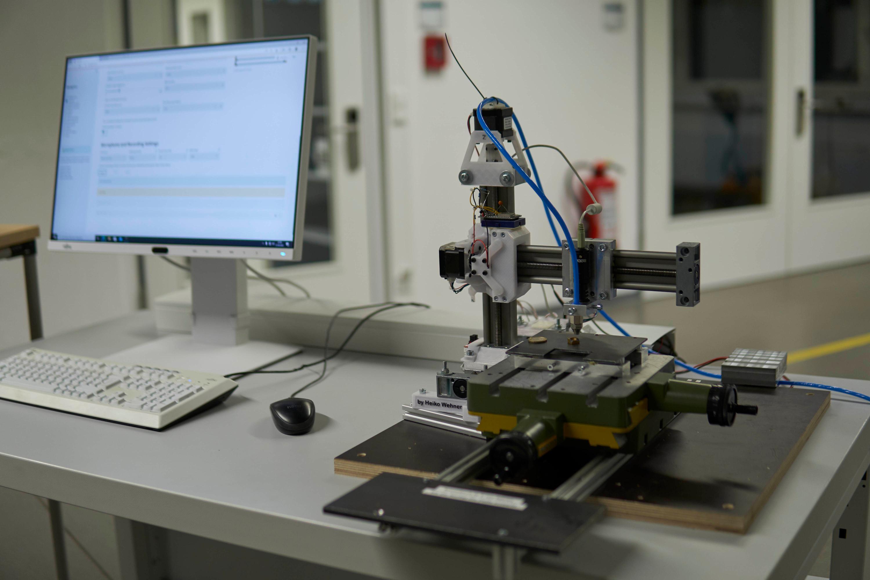 Heiko Wehner und Simon Sauer vom Lehrstuhl für Ressourcen- und Energieeffiziente Produktionsmaschinen (REP) der FAU führten ein neues Verfahren vor, mit dem sich mit Hilfe von Druckluft der Verschleiß von Werkzeugen untersuchen lässt. Dabei werden die Strömungsgeräusche von einem Mikrofon gemessen und dann optisch dargestellt, so lassen sich schadhafte Stellen erkennen.