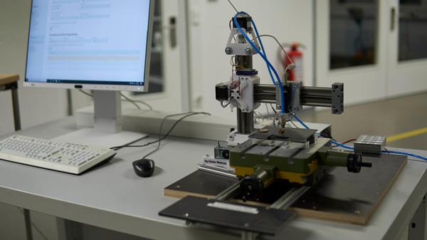 Heiko Wehner und Simon Sauer vom Lehrstuhl für Ressourcen- und Energieeffiziente Produktionsmaschinen (REP) der FAU führten ein neues Verfahren vor, mit dem sich mit Hilfe von Druckluft der Verschleiß von Werkzeugen untersuchen lässt. Dabei werden die Strömungsgeräusche von einem Mikrofon gemessen und dann optisch dargestellt, so lassen sich schadhafte Stellen erkennen.