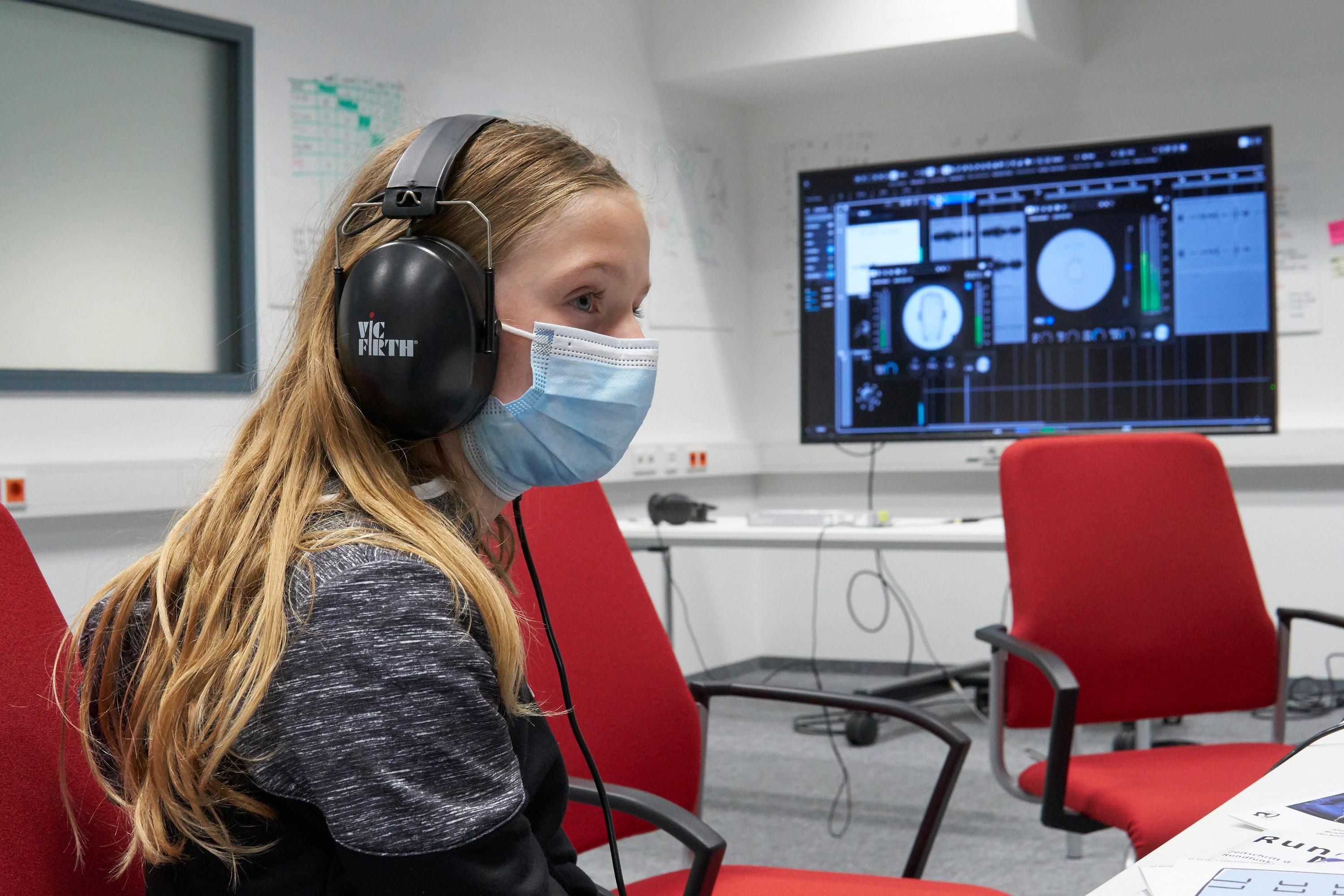 Das Rundfunkmuseum, das zurzeit wegen des Umbaus geschlossen ist, hatte ins Technikum 1 Hörbeispiele mitgebracht, bei denen man eine Ahnung vom perfekten 3D-Sound bekam.