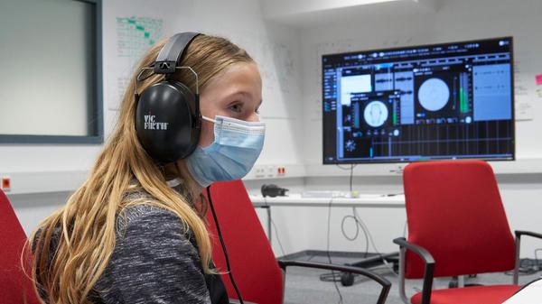 Das Rundfunkmuseum, das zurzeit wegen des Umbaus geschlossen ist, hatte ins Technikum 1 Hörbeispiele mitgebracht, bei denen man eine Ahnung vom perfekten 3D-Sound bekam.