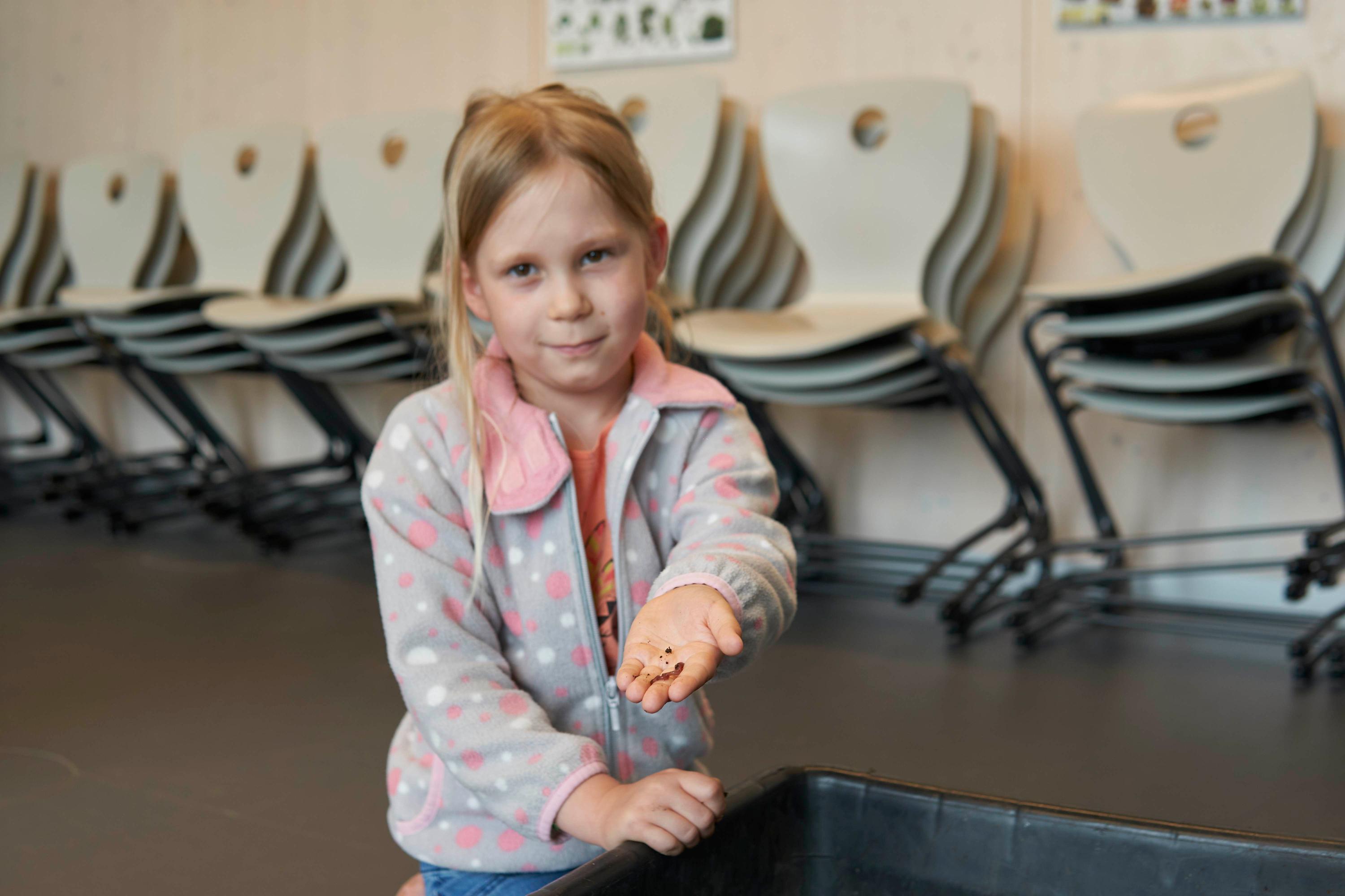 "Die Welt im Kleinen" in der Fachakademie für Sozialpädagogik: Kurz durfte der Regenwurm auf Fionas Hand, bevor es für ihn zurück in die Kompostbox ging. Kitzelt das? "Ja, sagte die Sechsjährige und lachte.