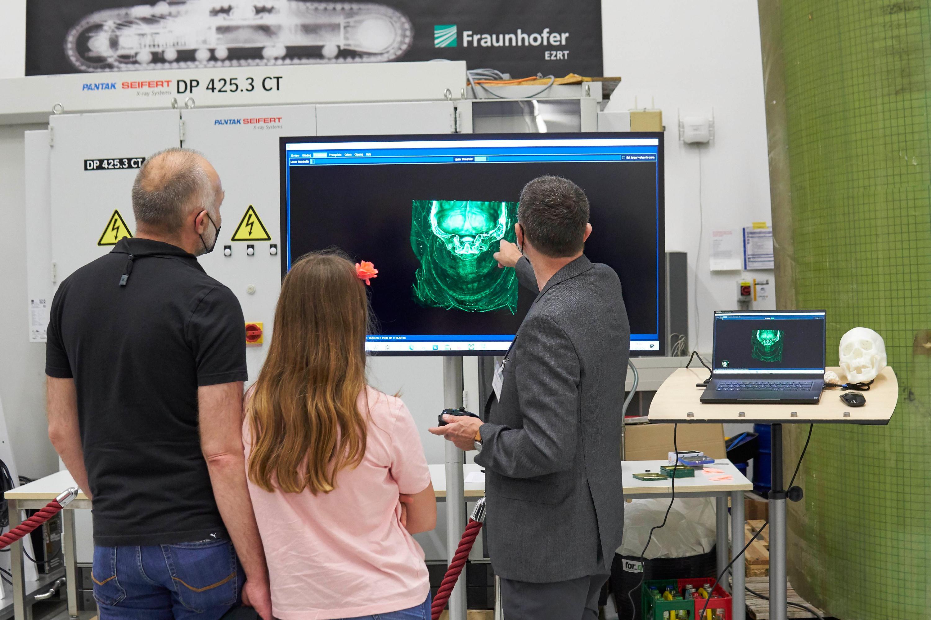 Im Entwicklungszentrum Röntgentechnik des Fraunhofer-Instituts werden regelmäßig historisch bedeutsame Objekte mittels modernster Computertomographie durchleuchtet und digitalisiert. Es ist die Chance, Objekte der Zeitgeschichte auf neue Weise zu konservieren.