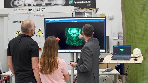 Im Entwicklungszentrum Röntgentechnik des Fraunhofer-Instituts werden regelmäßig historisch bedeutsame Objekte mittels modernster Computertomographie durchleuchtet und digitalisiert. Es ist die Chance, Objekte der Zeitgeschichte auf neue Weise zu konservieren.