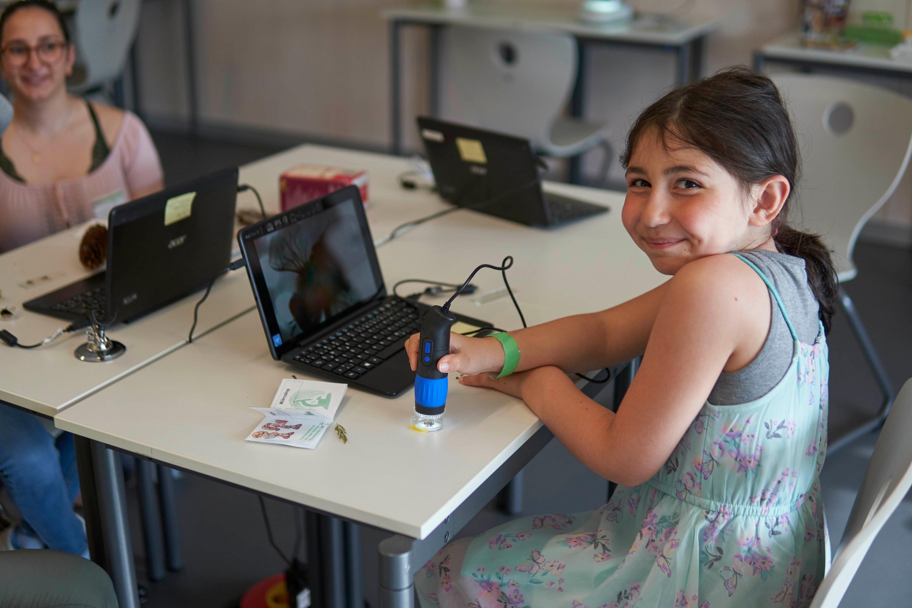 Für die Veranstaltung waren auch Insekten in Harz gegossen und präpariert worden, unterm Handmikroskop konnte Esma zum Beispiel Flügel oder Bienenbeine ganz genau betrachten.