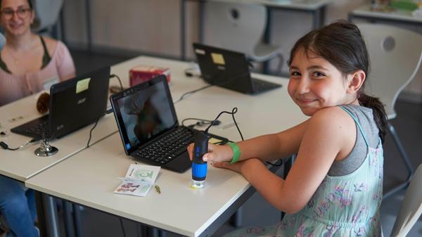 Für die Veranstaltung waren auch Insekten in Harz gegossen und präpariert worden, unterm Handmikroskop konnte Esma zum Beispiel Flügel oder Bienenbeine ganz genau betrachten.